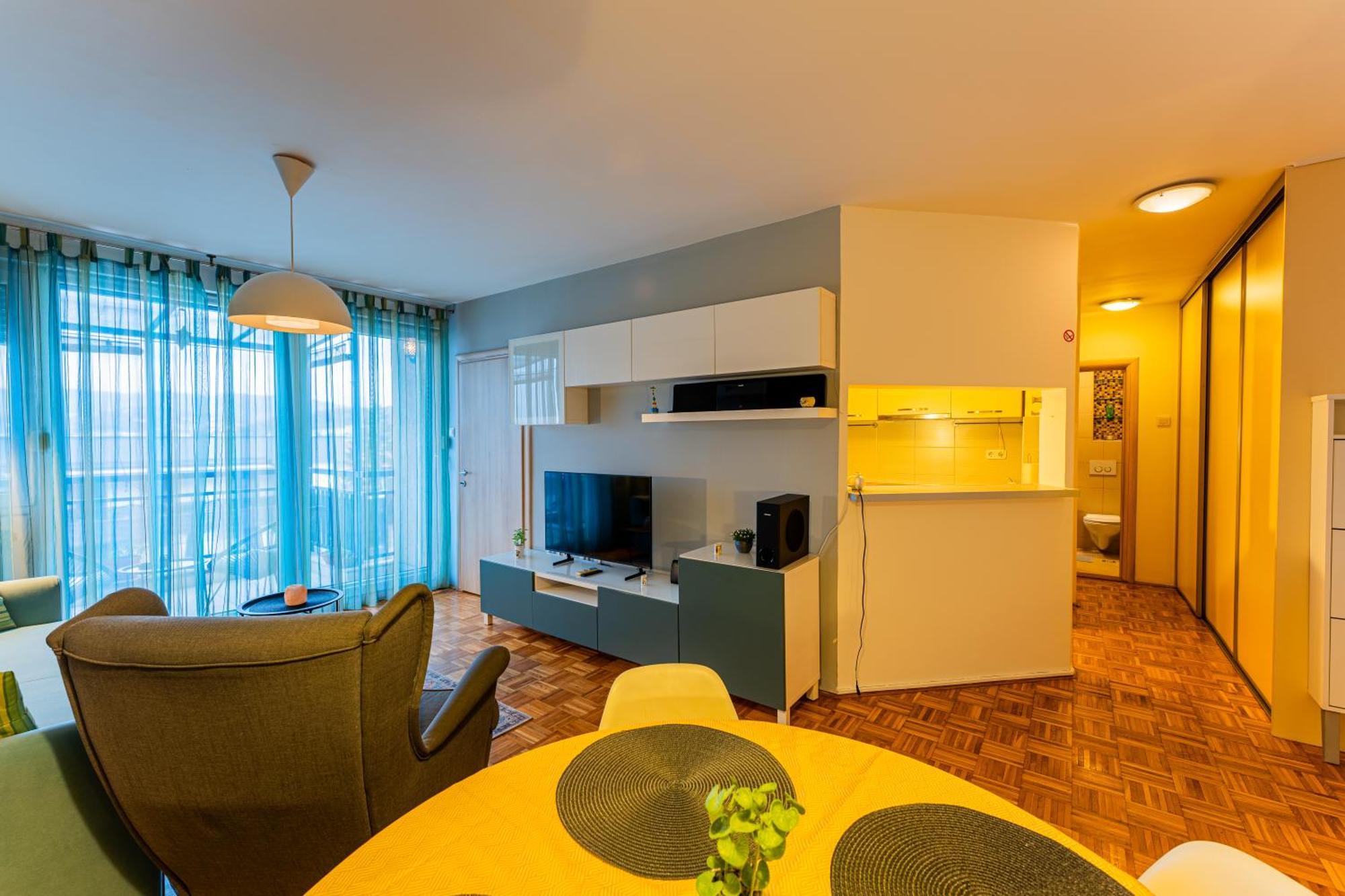 Flexible Selfcheckins 111 - - Parking - 2 Bedrooms - Loggia